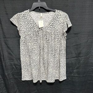 Hesed women’s v-neck cheetah print top / Size‎ M / NWT / Box 27-25